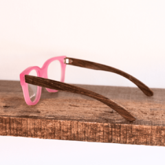 anteojos de madera (patillas) y acetato color rosa brillante traslucido  (frente)  para colocar lentes de aumento mujer marca Nomade vista perfil izquierdo