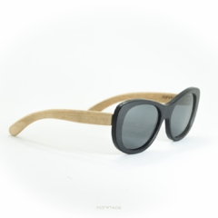 anteojos de madera (patillas) y acetato (frente) modelo Barcelona con lentes polarizados. Marca Nómade