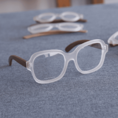 anteojos de madera (patillas) y acetato (frente) color cristal forma cuadrada tamaño grande para colocar lentes de aumento modelo Capri marca Nomade medio perfil
