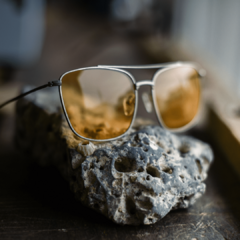 anteojos de metal color plata de forma rectangular con frente y barral con lentes tintados color ambar modelo La Juanita marca Nómade vista frente