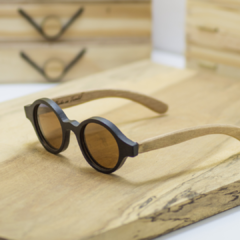 anteojos de madera y acetato colore negro modelo Liverpool marca Nómade. Gafas de sol redondas de tamaño pequeño