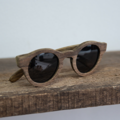 anteojos de sol de madera con forma redonda modelo Buenos Aires marca Nomade vista perfil