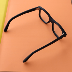 anteojos de acetato para colocar lentes de aumento modelo para niñas y niños de color negro mate y forma rectangular marca Nómade vista posterior y perfil