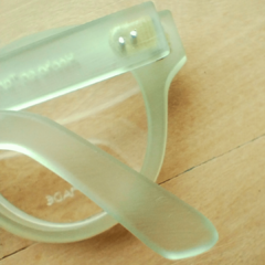 anteojos para colocar lentes de aumento hechos en acetato color verde traslucido de forma redonda con puente alto modelo Santorini marca Nomade detalle patilla y talón derechos
