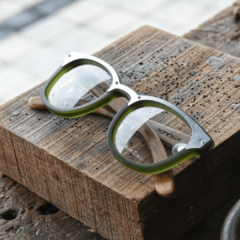 anteojos de madera (patillas) y acetato (frente) color verde con aro de acero inoxidable de forma redondeada para lentes de aumento modelo Dublin marca Nomade 