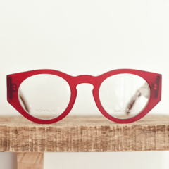 anteojos de madera (patillas) y acetato color rojo carmesi traslucido (frente) con forma redonda modelo Skorpios marca Nomade vista frente