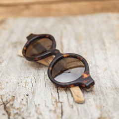 anteojos de madera y acetato tipo carey modelo Liverpool marca Nómade. Gafas de sol redondas de tamaño pequeño