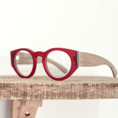anteojos de madera (patillas) y acetato color rojo carmesi traslucido (frente) con forma redonda modelo Skorpios marca Nomade vista perfil derecho