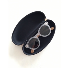 estuche para anteojos rígido vista del interior color negro con anteojos de sol de forma redondeada marca Nómade fondo blanco