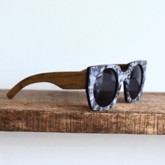 anteojos de sol con patillas de madera y frente de acetato color blanco y negro melange estilo oversized modelo Lablon marca Nomade
