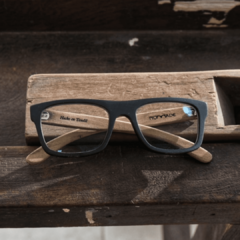 anteojos de madera (patillas) y acetato (frente) color negro con forma rectangular para lentes de aumento modelo Berna marca Nomade