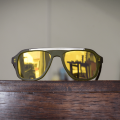 anteojos de sol estilo aviador de acetato color verde oliva traslucido con lentes espejados color bronce modelo patagonia pa marca nomade vista frente con fonfo neutro