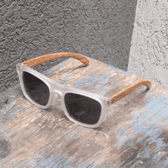 anteojos de sol de madera (patillas) y acetato (frente) color cristal traslucido terminación mate con lentes grises de forma rectangular modelo Tulum marca Nómade