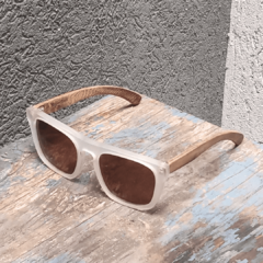 anteojos de sol de madera (patillas) y acetato (frente) color cristal traslucido terminación mate con lentes marrones de forma rectangular modelo Tulum marca Nómade