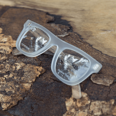 anteojos de madera (patillas) y acetato (frente) color cristal con forma cuadrada para lentes de aumento modelo Mykonos marca Nomade medio perfil