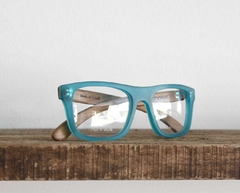 anteojos de madera (patillas) y acetato (frente) color turquesa con forma rectangular para lentes de aumento modelo Berna marca Nomade medio perfil