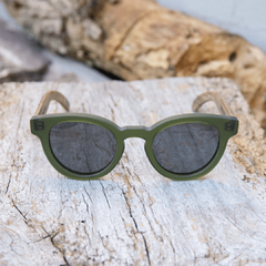 anteojos de madera (patillas) y acetato (frente) color verde de forma redondeada con lentes de sol polarizados modelo Chalten marca Nómade (vista de frente)