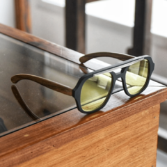 anteojos de madera (patillas), acetato (frente) color negro y aplique de acero inoxidable con lentes tintados color amarillo modelo Barker vista perfil | Nomade