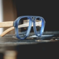 anteojos de madera (patillas) y acetato (frente) color azul con forma aviador para lentes de aumento modelo Patagonia marca Nomade