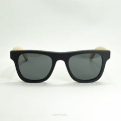 anteojos de madera (patillas) y acetato (frente) color negro de forma rectangular con lentes de sol polarizados modelo Mykonos marca Nómade (vista de frente)