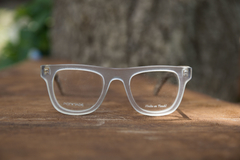 anteojos de madera (patillas) y acetato (frente) color cristal con forma cuadrada para lentes de aumento modelo Mykonos marca Nomade frente