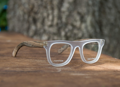 anteojos de madera (patillas) y acetato (frente) color cristal con forma cuadrada para lentes de aumento modelo Mykonos marca Nomade perfil derecho