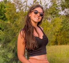 mujer con Anteojos de sol de pura madera de forma redonda modelo Buenos Aires marca Nómade