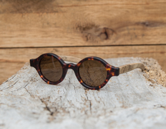 anteojos de madera y acetato tipo carey modelo Liverpool marca Nómade. Gafas de sol redondas de tamaño pequeño Vista perfil