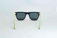 anteojos de madera (patillas) y acetato (frente) color negro de forma rectangular con lentes de sol polarizados modelo Mykonos marca Nómade