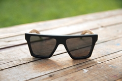 anteojos de sol de madera (patillas) y acetato negro terminacion mate (frente) estilo oversized modelo Pampa marca Nomade vista frente