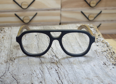 anteojos de madera (patillas) y acetato (frente) color negro tipo aviador para lentes de aumento modelo Verona marca Nomade  (vista de frente anteojo con patillas abiertas)