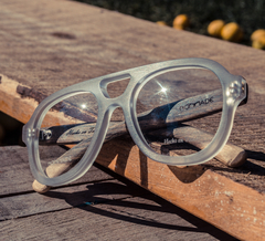 anteojos de madera (patillas) y acetato (frente) color cristal  tipo aviador para lentes de aumento modelo Verona marca Nomade (vista de frente inclinado)