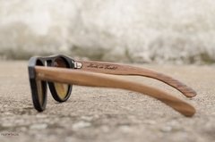 anteojos de sol de madera (patillas) y acetato (frente) con lentes polarizados modelo Copenhague-marca Nómade. vista de costado