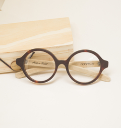 anteojos de madera (patillas) y acetato (frente) color carey de forma redondeada para colocar lentes de aumento modelo Viena marca Nómade