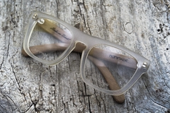 anteojos de madera (patillas) y acetato color cristal mate (frente) para colocar lentes de aumento de forma rectangular modelo Tulum marca Nómade