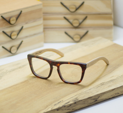 anteojos de madera (patillas) y acetato color carey mate (frente) para colocar lentes de aumento de forma rectangular modelo Tulum marca Nómade