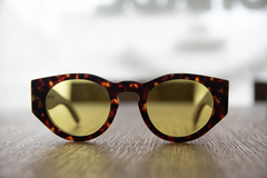 anteojos de madera (patillas) y acetato (frente) simil carey con lentes color amarillo, forma redonda, estilo oversized modelo Skorpios TINT marca Nomade vista frente