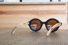 anteojos de madera y acetato con aro de acero inoxidable modelo Sondrio marca Nómade. Gafas de sol de forma redonda Vista posterior