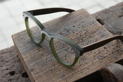 anteojos de madera (patillas) y acetato (frente) color verde con aro de acero inoxidable de forma redondeada para lentes de aumento modelo Dublin marca Nomade (vista desde arriba)