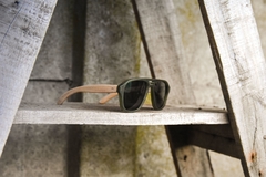 anteojos de sol de madera (patillas) y acetato (frente) color verde estilo aviador modelo Patagonia marca Nomade vista perfil derecho