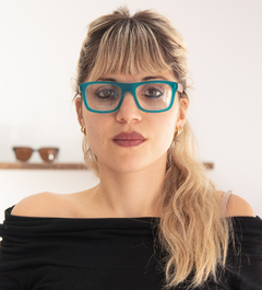 mujer luciendo anteojos de madera (patillas) y acetato (frente) color turquesa con forma rectangular para lentes de aumento modelo Berna marca Nomade 