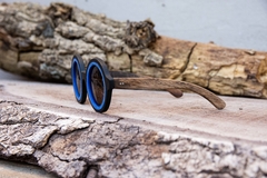 anteojos de sol de madera y acetato color negro y azul modelo Anthony estilo redondo marca Nómade