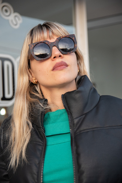 mujer con Anteojos de sol de madera (patillas) y acetato (frente) simil carey estilo oversized modelo Leblon marca Nómade vista frente