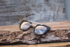 anteojos de madera (patillas), acetato (frente) color negro y puente de acero inoxidable para colocar lentes de aumento modelo Ankara marca Nómade vista frente