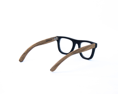 anteojos de madera (patillas) y acetato (frente) color negro con forma cuadrada para lentes de aumento modelo Mykonos marca Nomade