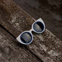  Anteojos de sol de madera y acetato color blanco y azul estilo cat eyes modelo Vera Bold marca Nómade