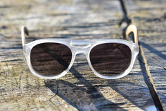 anteojos de madera (patillas) y acetato (frente) color cristal tipo aviador con lentes de sol polarizados modelo Napoli marca Nómade (vista de frente)