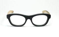 anteojos de madera (patillas) y acetato (frente) color negro mate de forma rectangular para colocar lentes de aumento modelo Paris marca Nómade ( vista de frente)