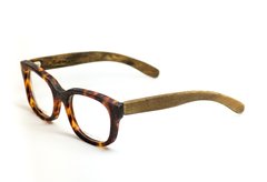 anteojos de madera (patillas) y acetato (frente) color simil carey con forma rectangular para lentes de aumento modelo trento marca Nomade  ( vista medio perfil)