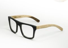 anteojos de madera (patillas) y acetato (frente) color negro de forma rectangular para colocar lentes de aumento modelo Milan marca Nómade
